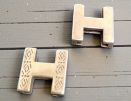1 x Jolie leerschuiver letter H 18 x 18 x 6 mm – gleuf 13 x 2,5 mm – antiek zilverkleur