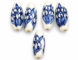 5 x Langwerpige keramiek kralen met tulpen 30 x 12 mm – gat 2 mm – Delfts blauw