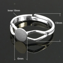 Verstelbare verzilverde basis ring, diameter c.a. 18 mm , maat van de ringdop: 6 mm