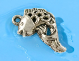 6 x Metalen bedel van een vis, antiek ziverkleur, afm.  20 x12 mm