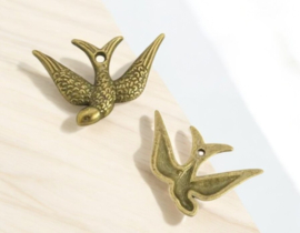 4 x Metalen bedel van een vogel Zwaluw, geel koperkleur, afm. 24 x 17 x 2mm oogje 1mm