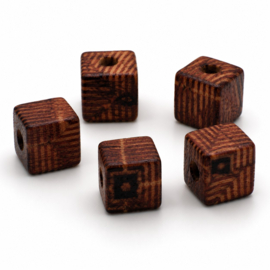 25 x Afrikaanse houten kralen kubus 8 x 8 mm – gat ca. 3 mm – met print bewerkt