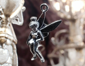 Metalen bedeltje van een elfje 3D  Tinkerbell, antiek zilverkleur, afm.  39 x 20mm