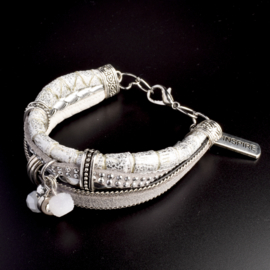 Prachtige armband, verstelbaar met metalen elementen w.o. bedel inspire