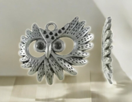 6  x Metalen bedeltje van een uil, antiek zilverkleur afm. 29,5 x 25 x 2mm, oogje 2,5mm