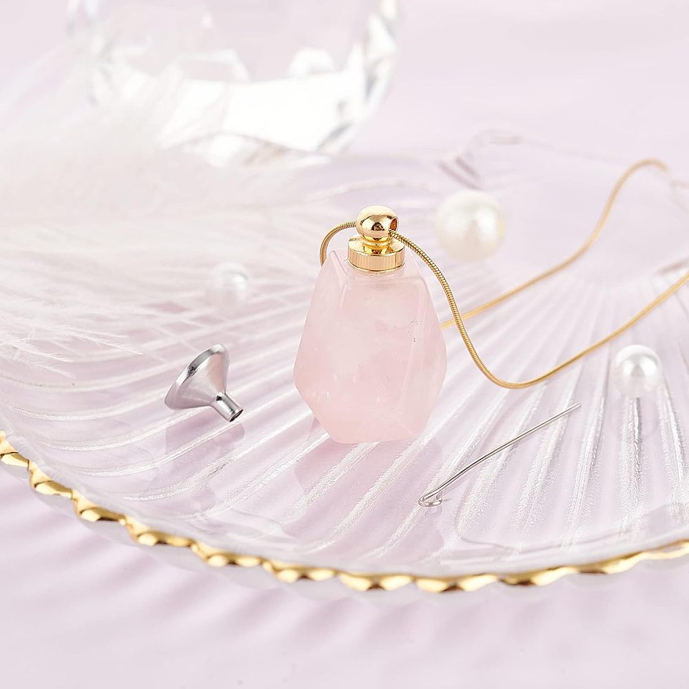 Gedenk hanger mini urn van edelsteen Rose Quartz goudkleur met trechter