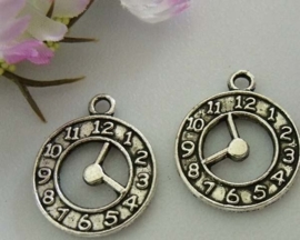 4 x Tibetaans zilveren bedeltje van een klok