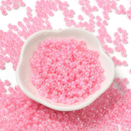 20 gram Glaskralen rocailles Ceylon 4 x 3 mm – gat 1,2 mm – Pearl Pink
