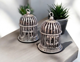 Grote metalen 3D hanger van een vogelkooi met vogel afm. 32 x 45 x 32mm oogje: 2mm (pakketpost)