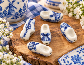 5 x Keramiek klompjes - klompen kralen met molen en bloemen 24 x 11,5 mm – gat 2 mm – Delfts blauw