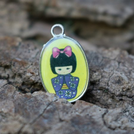 1 x Leuke ovale vrolijke bedel van metaal - 25 x 15 mm oogje 2,5mm geisha met kimono geel