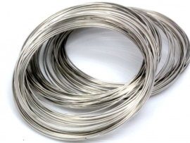 Memory Wire voor armbanden 55 mm 40 wendingen draad dikte 0,8mm platinum kleur