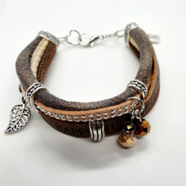 Prachtige armband, verstelbaar met metalen elementen happy thoughts and trust bedel