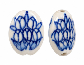 1 x Keramiek kraal ovaal met tulpen 24,3 x 17,6 x 7,3 mm – gat 1,8 mm – Delfts blauw
