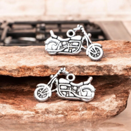 4 x Metalen bedeltje van een Motorfiets 3D, Antiek zilver kleur 24 x 14mm