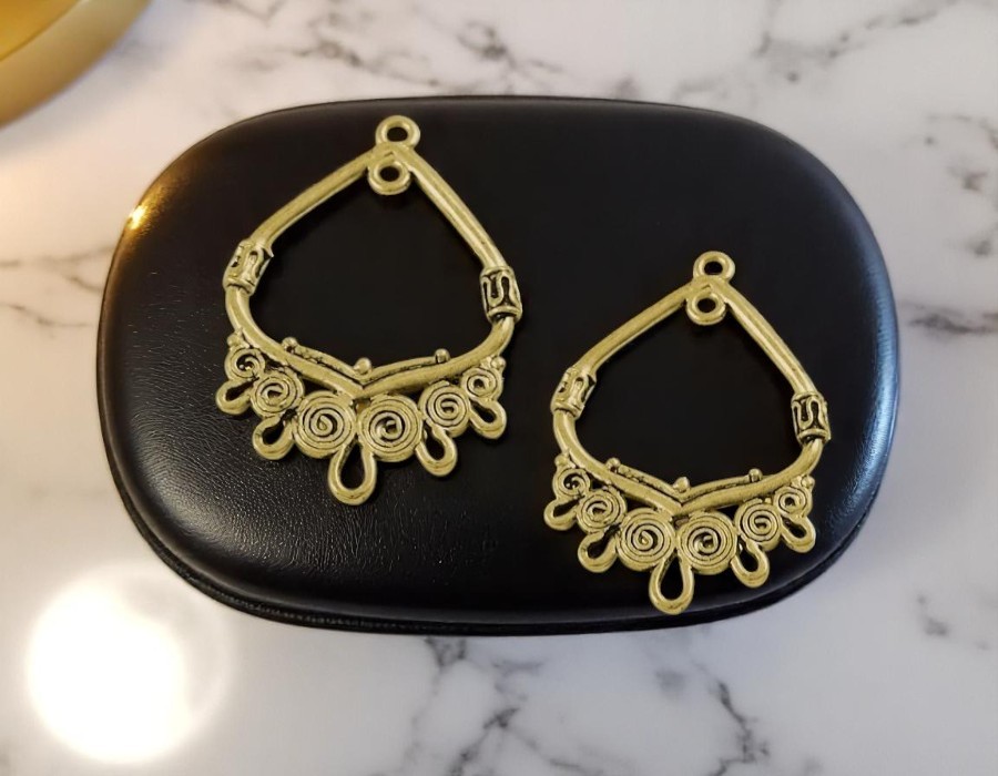 2 x Metalen oorbellen ornamenten – goudkleur – ca. 36,5 x 25 x 3 mm