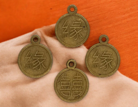 10 x Metalen bedeltje van Chinese muntjes, geel koperkleur, afm. 14mm oogje 2,5mm