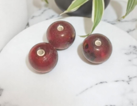 15 x Glaskraal rond 9 mm rood met gekleurde spikkels
