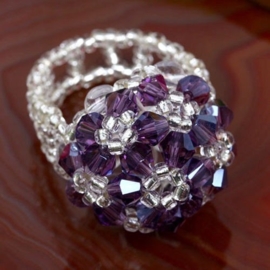 Prachtige ring gemaakt van kristal, het ring gedeelte is elastisch paars/lila