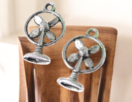 2 x Metalen bedel van een ventilator 3D, antiek zilverkleur afm. 18 x11mm