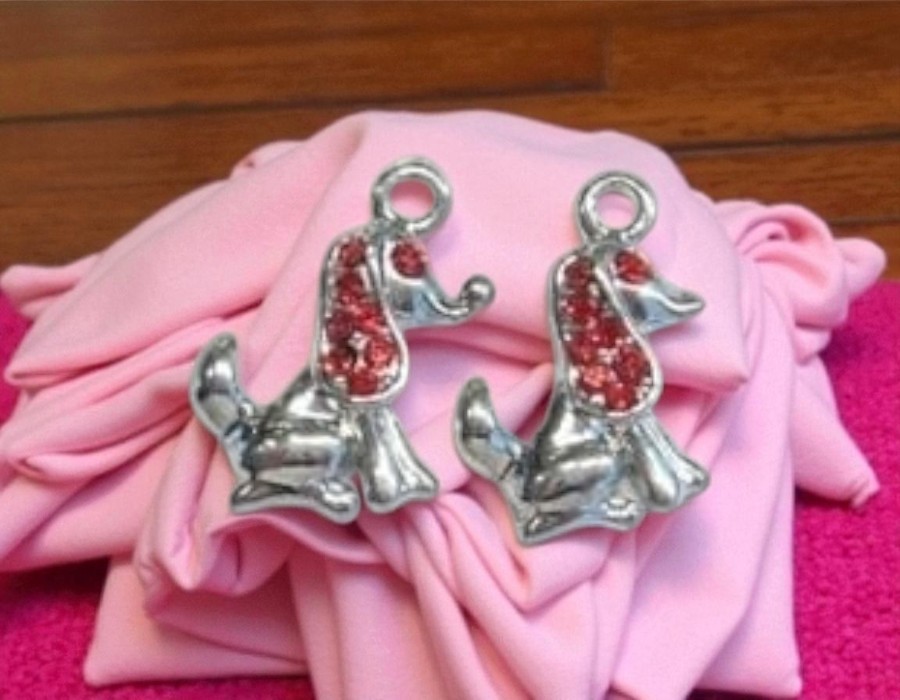 1 x Metalen bedel hondje – antiek zilverkleur met rode Siam strass – ca. 22 mm