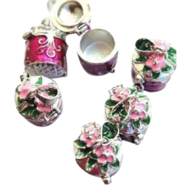 Wensdoosje of prayerbox met fuchsia emaille 20 x 14mm oogje c.a. 5mm