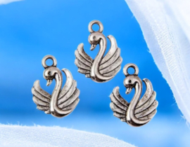 2 x Metalen bedel van een zwaan, antiek zilverkleur afm. 13 x 17 x 3mm oogje 2mm
