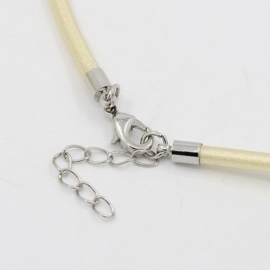 Prachtig zijden koord 3,2mm diameter, lengte c.a. 43cm incl. verlengketting Ivoor