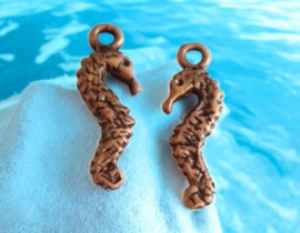 2 x  Metalen hanger van een  zeepaardje, rood koperkleur afm. 26 mm
