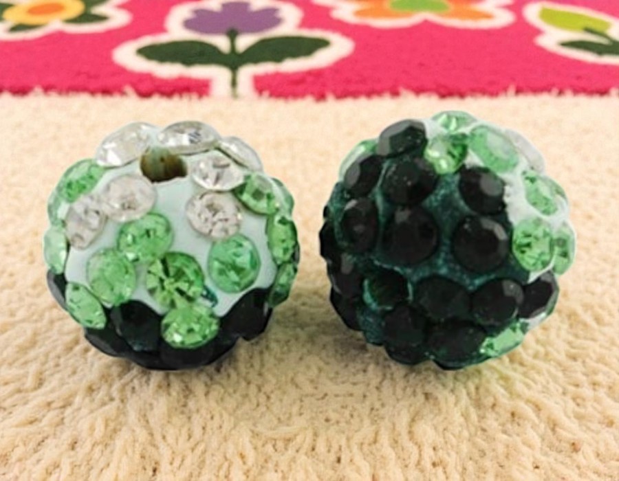 2 x  Shamballa kraal 10 mm – groen-wit – rijggat ca. 2 mm