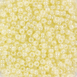 c.a. 5 gram Miyuki rocailles 11/0 - ceylon yellow cream