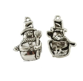 4 x Metalen bedeltje van een sneeuwpop, antiek zilverkleur, afm. 28 x 17 x 5mm oogje: 2mm