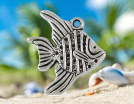 2 x Metalen bedel van een zeilvis of maanvis (scalare/angelfish), antiek zilverkleur, afm.  20 x 19 x 2mm oogje 1mm