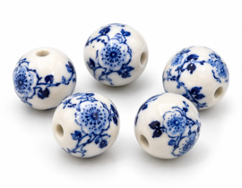 5 x Ronde keramiek kralen Delfts blauw 16 mm – gat 3,8 mm – met bloem