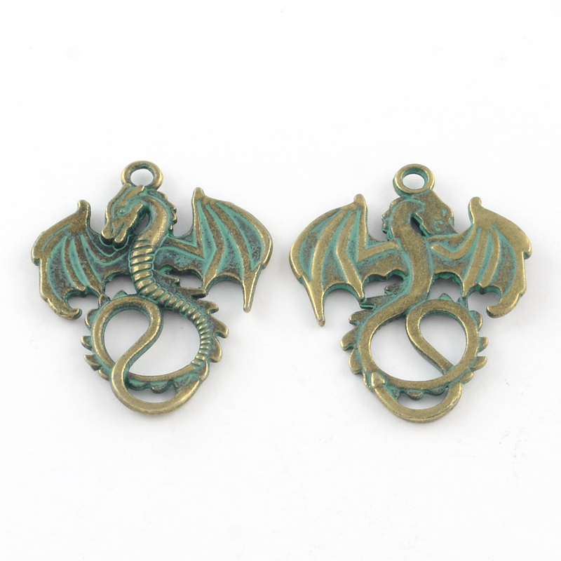 Metalen bedel draak – geel koperkleur met groene platina – 35 x 27 x 2 mm – oogje ca. 2 mm (nikkelvrij)