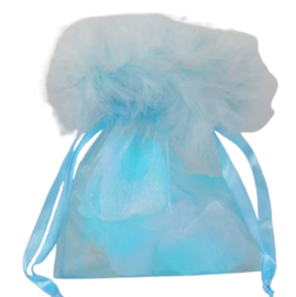 1 x Luxe organza cadeau-zakje licht blauw met veertjes 8 x 10cm