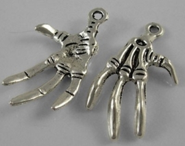 2 x Metalen hanger van een skelet klauw hand  antiek zilverkleur 32 x 19 x 3mm oogje: 2mm
