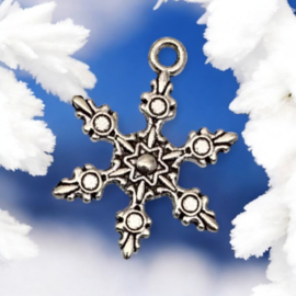 4 x Metalen bedeltje van een sneeuwvlok, antiek zilverkleur afm.  23 x 17mm
