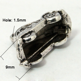 4 x Metalen bedeltje van een auto kever 3D 24 x 9 x 15mm Gat c.a. 1,5mm Antiek zilverkleur