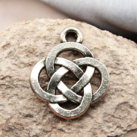 2 x Metalen Keltisch symbool bedel, antiek zilver kleur afm. 18 x 23,5 x 2,5mm Oogje: 3,5mm