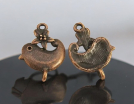 2 x Metalen bedeltje van een vogel met een bloem, rood koper kleur afm. 22 x 18 x 2mm oogje 2mm