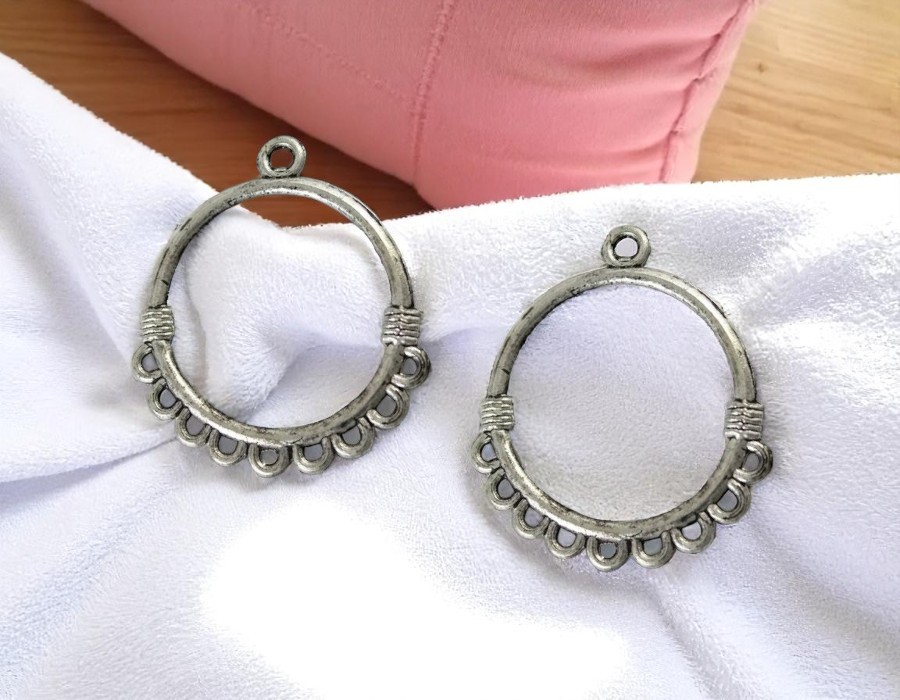 2 x Metalen oorbellen ornamenten – antiek zilverkleur – ca. 30 x 34,5 x 3 mm – oogjes ca. 2 mm