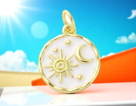 Bedel witte emaille met zon en maan, 18K Gold plated 15 x 13 x 2mm oogje 3,4mm