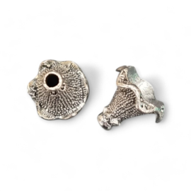 1 x Grote metalen kralenkap, antiek zilver kleur, afm. 22 x 21 x 17mm Gat: c.a. 3,5mm (Nikkelvrij)