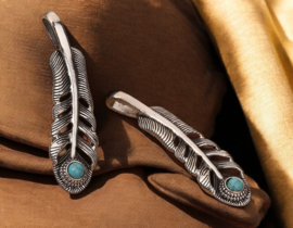 1 x Metalen bedel veer 57 x 16mm, antiek zilverkleur met turquoise steentje oogje 9,2 x 3,7mm