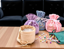 10 x Fluwelen sieraden zakjes – 5 kleuren assorti – met tekst “Sweet Moment” – 14,2 x 15 cm