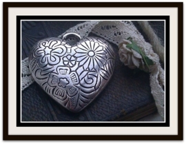 2 x Metallook zilveren bedel/hanger hart bewerkt met bloemmotief 34 mm