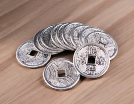 6 x Metalen bedel van een  Chinese geluksmunt, antiek zilverkleur afm. 17x17 mm
