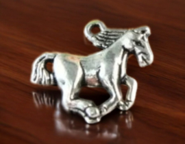 4 x Metalen bedel van een paard, antiek zilverkleur 15 x 20 x 2,5mm oogje 2mm (Nikkelvrij)