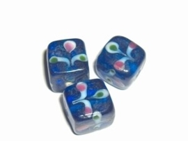 10 x Glaskraal kubus 13x12mm blauw met bloemmotief